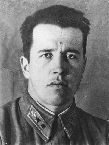 Летчик ЛИИ НКАП Алексей Петрович Якимов (24 января (6 февраля) 1914 – 10 марта 2006 гг.), который участвовал в испытаниях самолета И-220 №1 с июня 1942 г.